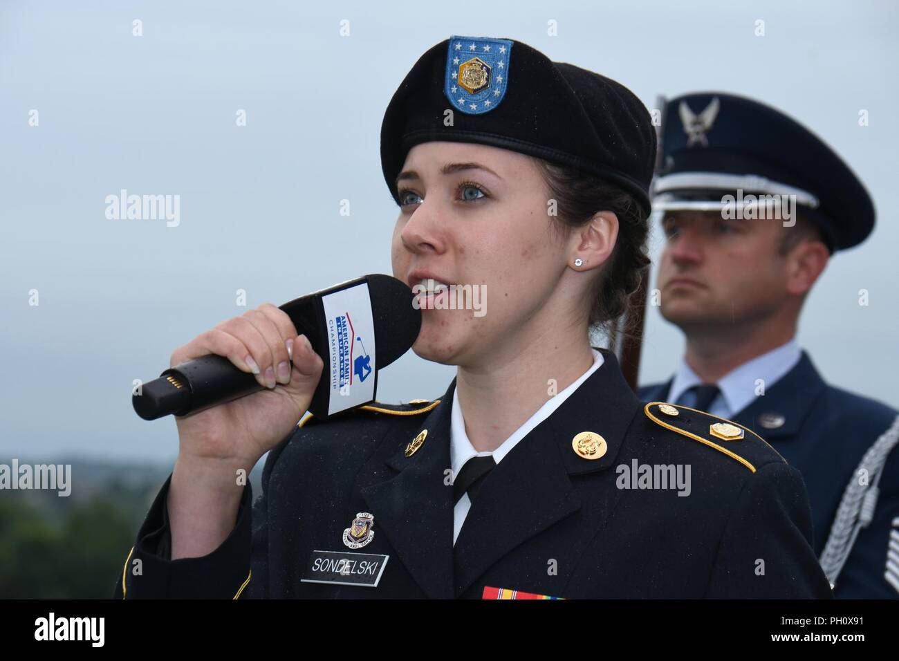 Spécialiste de l'armée américaine Morgan Sondelski avec la Garde nationale armée du 132e groupe chante l'hymne national en tant que membres de l'Air National Guard's 115th Fighter Wing sur la garde d'honneur présente les couleurs lors de la cérémonie d'ouverture des Championnats de la famille américaine à l'Université Ridge Golf Course, à Vérone, Wisconsin, le 22 juin 2018. L'American Family Insurance Championship est un tournoi de golf professionnel de la PGA Champions qui amasse des fonds pour la famille américaine Steve Stricker et la Fondation de l'Assurance American Family Children's Hospital. Banque D'Images