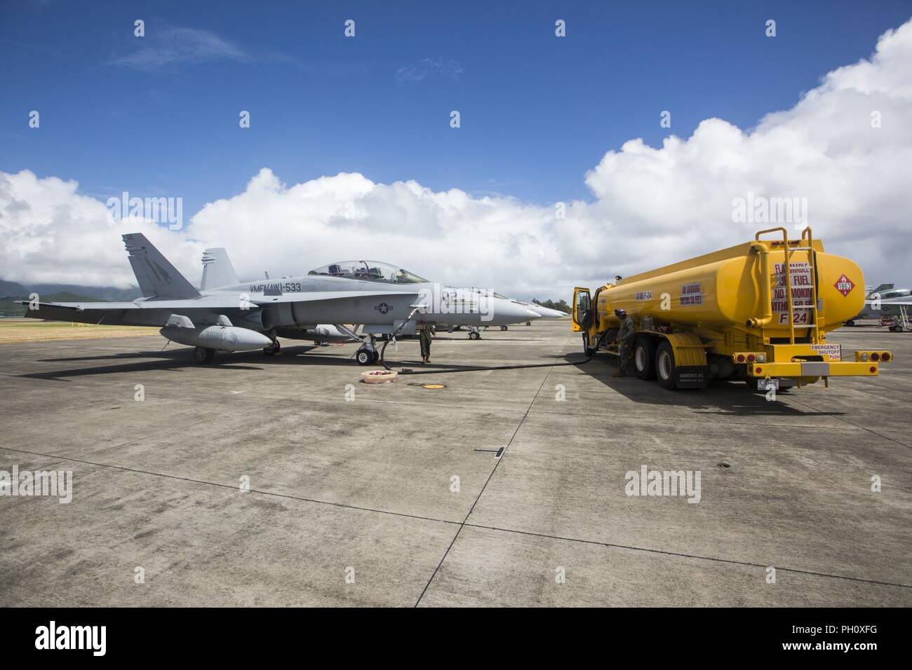 Les Marines américains avec Marine Attack Squadron 533 de chasseurs tout temps faire le plein d'un F/A-18 Hornet, Marine Corps Air Station La Baie de Kaneohe, Hawaii (Base du Corps des Marines MCBH), 22 juin 2018. L'escadron est en ce moment à bord MCBH pour soutenir l'exercice Rim of the Pacific en 2018. Banque D'Images