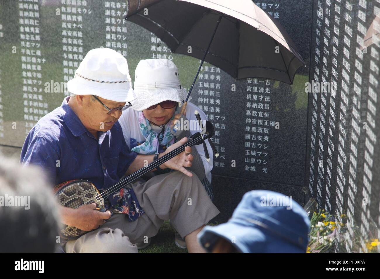 Les habitants d'okinawa hommage à leurs ancêtres à la pierre angulaire de la paix memorial wall au cours de la Journée du souvenir à services d'Okinawa Peace Memorial Park, Itoman, Japon, le 23 juin 2018. Les Américains et les okinawaïens se réunirent pour la compétition annuelle de cérémonie commémorative en l'honneur d'Okinawa le sacrifice de tous ceux qui ont donné leur vie en combattant pour leur pays. Banque D'Images