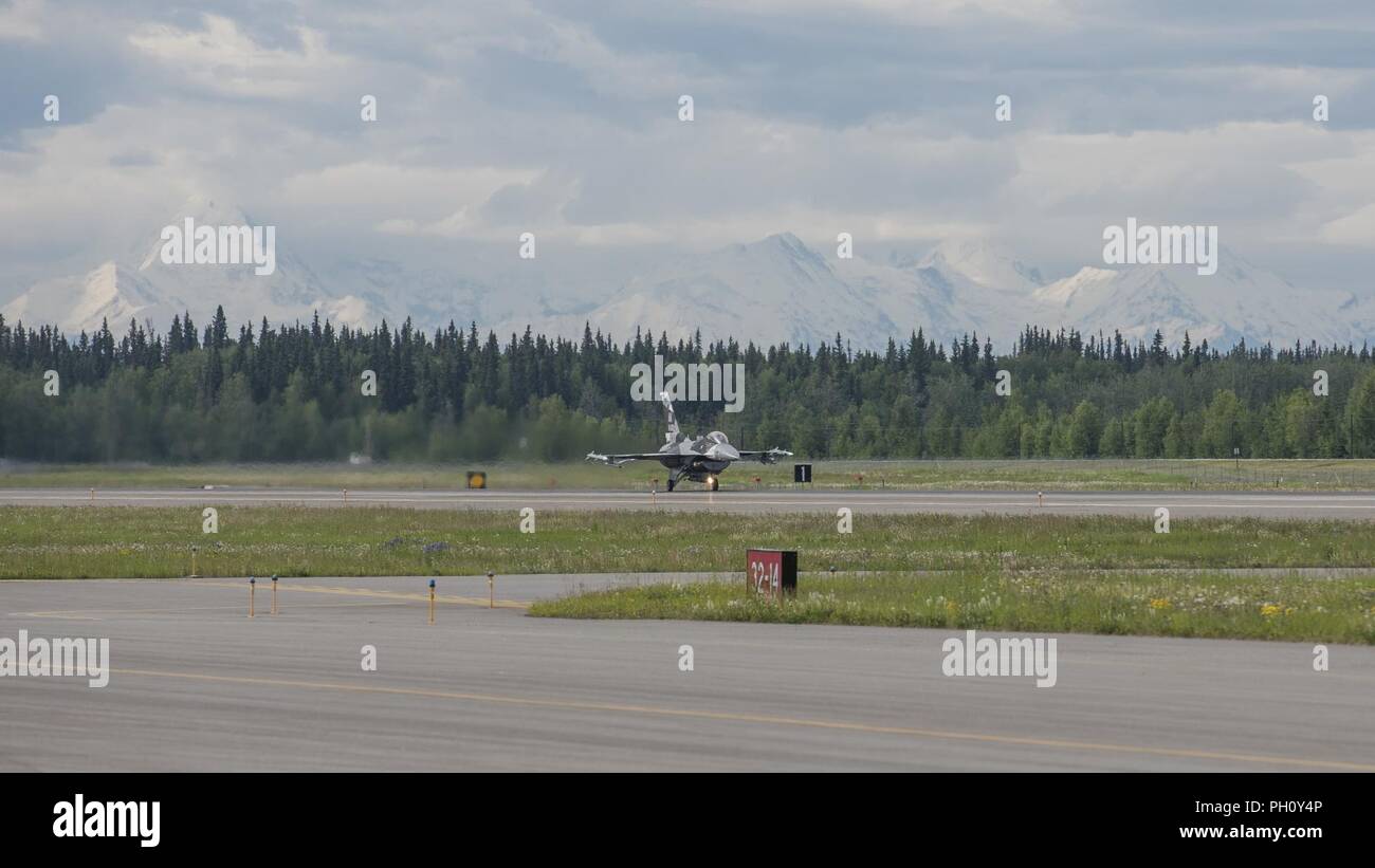 Un F-16 Fighting Falcon affecté à la 18e escadron agresseur, Eielson Air Force Base, de l'Alaska se prépare au décollage avant une sortie dans le cadre de Red Flag Alaska, 21 juin 2018. Red Flag Alaska fournit une formation à l'emploi des forces dans un environnement de combat simulé. Banque D'Images