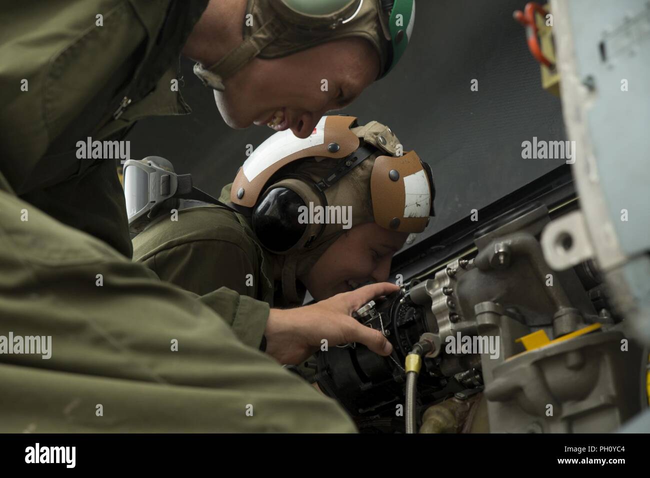 Lance le Cpl. Kenzie Olson (à gauche) et lance le Cpl. Cori Maves (centre) conduite d'entretien sur un avion AH-1Z Viper à Futenma Marine Corps Air Station, Okinawa, Japon, le 19 juin 2018. Marines d'effectuer des opérations de maintenance pour s'assurer que l'aéronef est en bon état. Maves, un Grass Valley, Californie, est un chef d'équipe affectée à l'Escadron d'hélicoptères d'attaque légère Marine, Marine 469 Groupe d'aéronefs 39, 3rd Marine Aircraft Wing, dans le cadre du programme de déploiement avec MAG-36, 1er MAW. Olson, Pleasant Grove, Utah, est un technicien en avionique affectés à 469 avions Marine HMLA, Groupe 39, 3e mari Banque D'Images