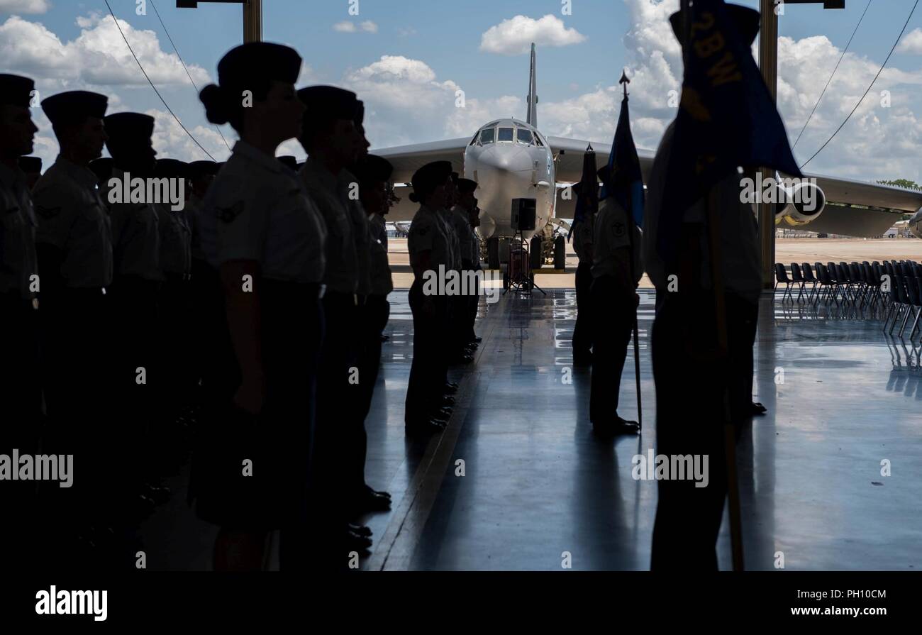 Le colonel Michael Me Colvard, 2e commandant du Groupe d'entretien, prend le commandement de la 2e à partir de MXG Colonel David Carlson à base aérienne de Barksdale, en Louisiane, le 15 juin 2018. Banque D'Images