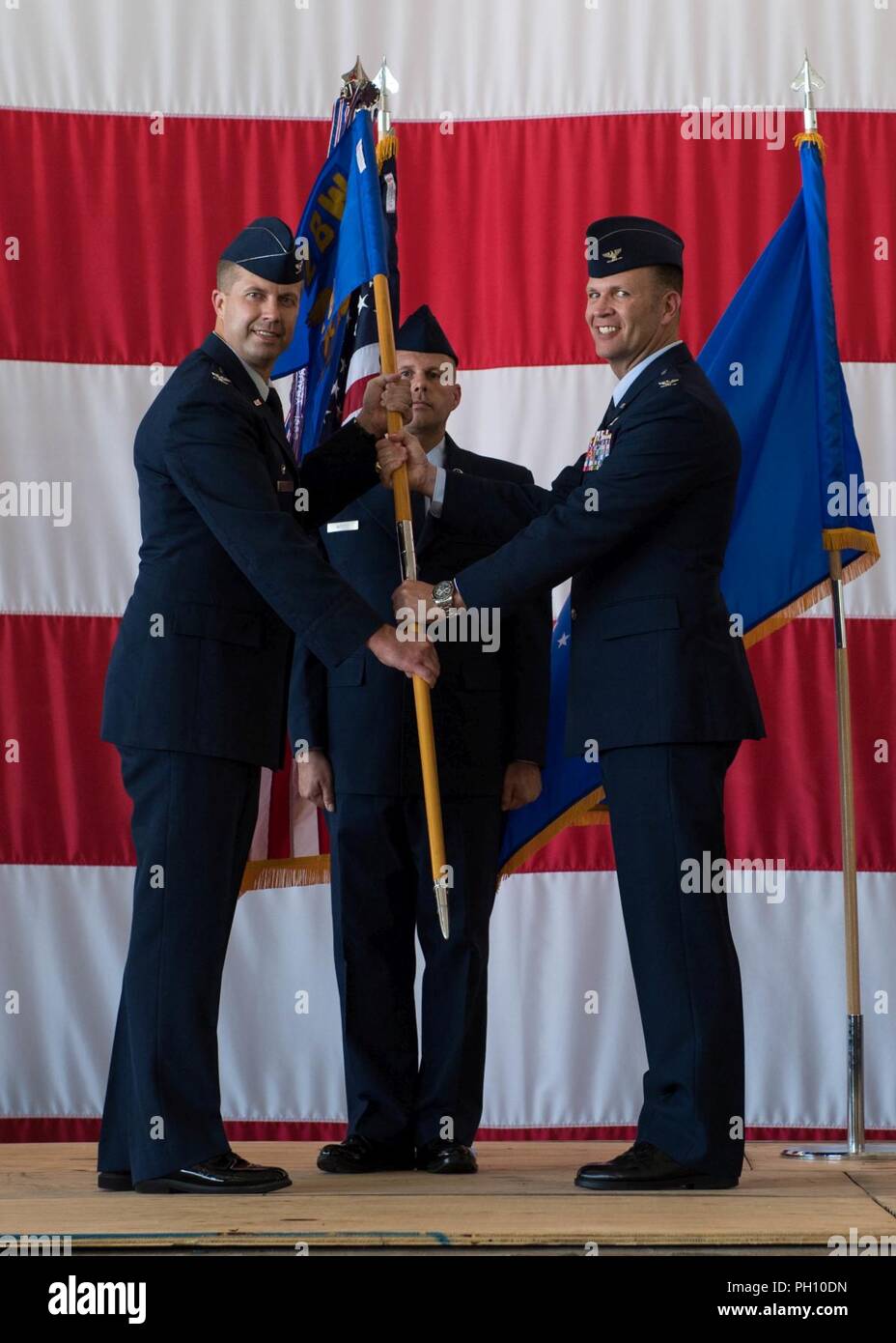 Le colonel Michael Me Colvard, 2e commandant du Groupe d'entretien, prend le commandement de la 2e à partir de MXG Colonel David Carlson à base aérienne de Barksdale, en Louisiane, le 15 juin 2018. Banque D'Images