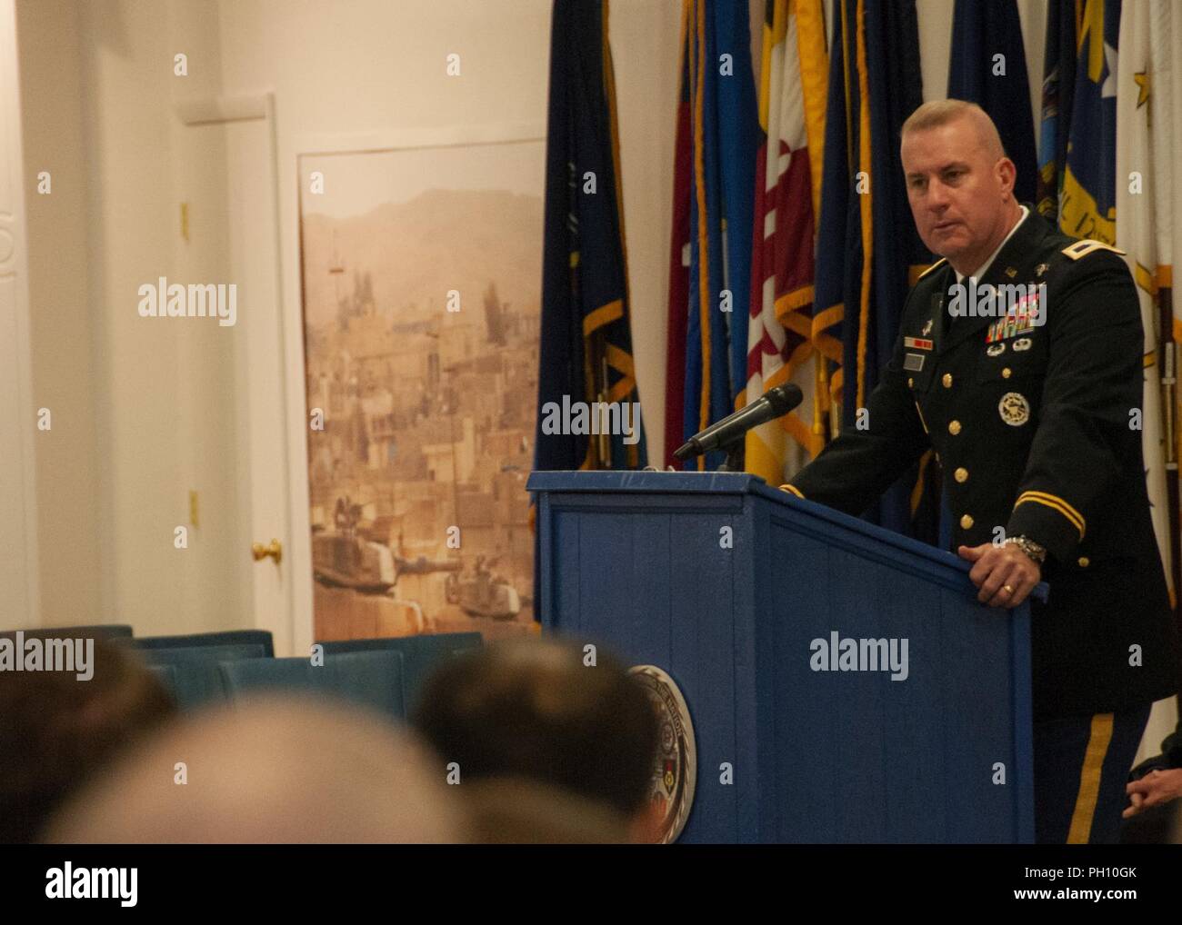 Le colonel Erik impoli, commandant, William Beaumont Army Medical Center, parle aux soldats et civils diplômés d'WBAMC Graduate Medical Education (GME) programmes au cours de la cérémonie de remise des diplômes 2018 GME a tenu à la 1re Division blindée et Fort Bliss Museum, le 15 juin. Près de 50 diplômés ont terminé les cours d'études en résidences ou des stages dans l'un des programmes de GME : Médecine Interne, Chirurgie orthopédique, chirurgie générale, le stage de l'année de transition, de l'armée américaine d'études supérieures en soins infirmiers d'anesthésie, et le programme de stage en travail social. Banque D'Images