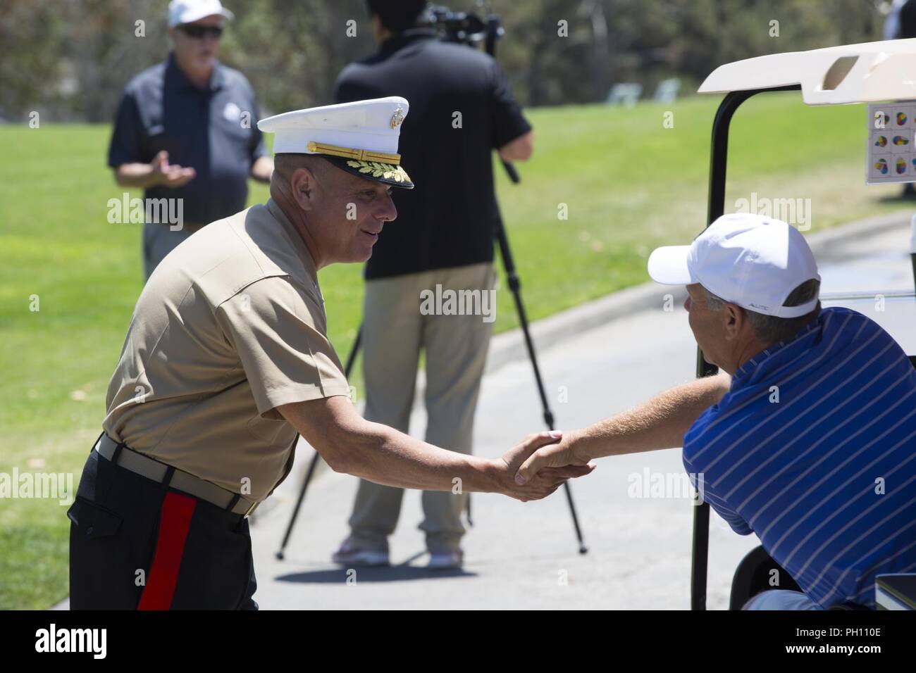 U.S. Marine Corps Brig. Le général Stephen Sklenka, gauche, commandant général de la première Marine Logistics Group, serre une main participants lors du début de la 7e édition annuelle de charité ouvert Semper Fi dans Vista, Californie, le 25 juin 2018. Semper Fi le 7e a été ouvert à la journée caritative composé d'un tournoi de golf et le dîner avec des conférenciers l'accent sur la création d'un réseau de soutien pour les anciens combattants et membres de blessés. Banque D'Images