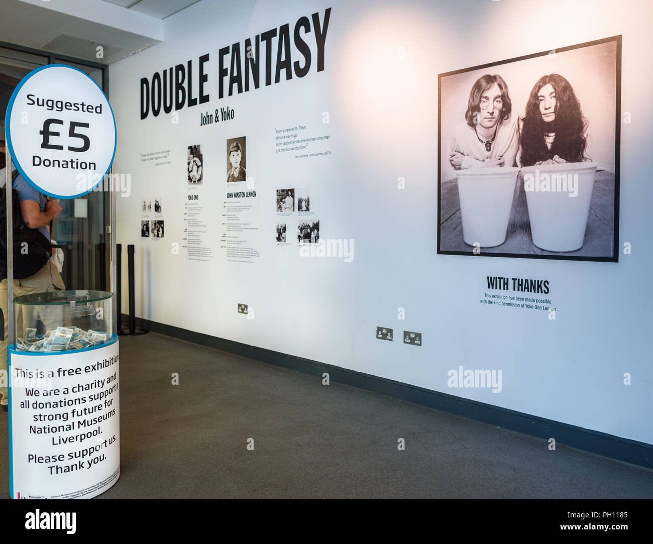 Le John Lennon et Yoko Ono "Double Fantasy" exposition gratuite entrée avec proposé £5 droit d'entrée au Musée de Liverpool, Liverpool, Merseyside Banque D'Images