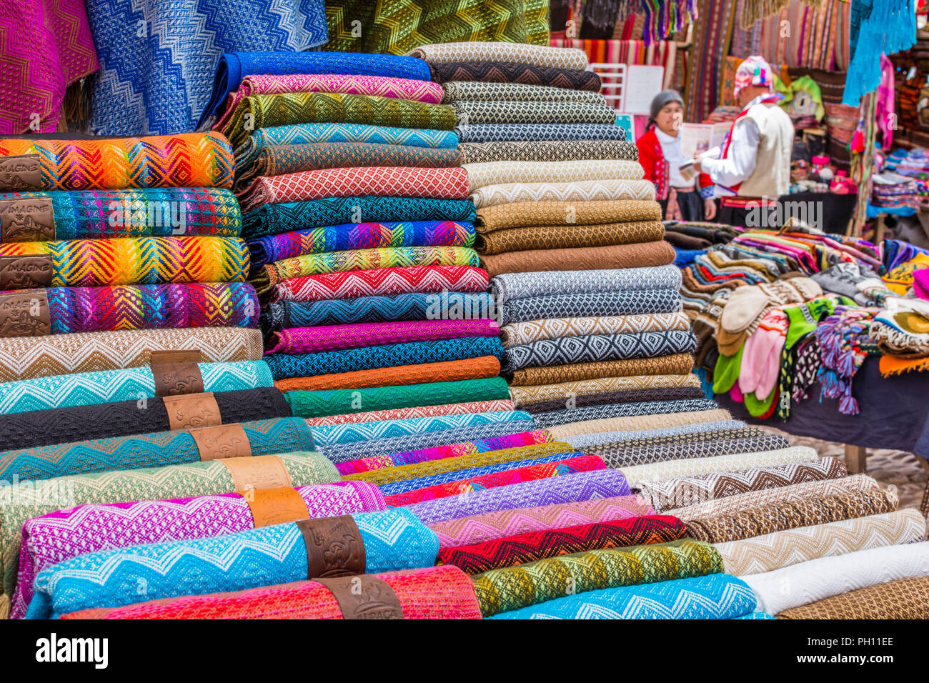 La vente du vendeur marché Pérou alpaga echarpes et châles, souvenirs  touristiques, Pisac, Pérou, Amérique du Sud Photo Stock - Alamy