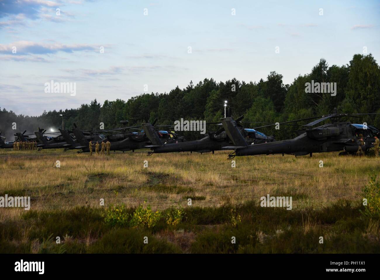 Des soldats américains avec la 12e Brigade d'aviation de combat (cabine 12) préparer l'AH-64 Apache et CH-47 Chinook à décoller de la zone d'entraînement de Zagan, Zagan, Pologne, 21 juin 2018. La cabine 12 terminé les exercices 2018 Grève sabre et est sur le chemin du retour à la garnison de l'armée américaine d'Ansbach, où la Brigade est en poste. Banque D'Images