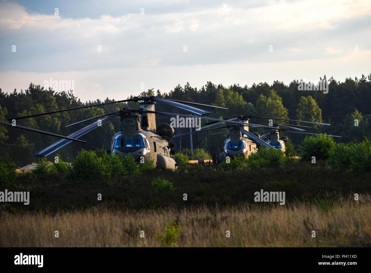 Des soldats américains avec la 12e Brigade d'aviation de combat (cabine 12) préparer l'AH-64 Apache et CH-47 Chinook à décoller de la zone d'entraînement de Zagan, Zagan, Pologne, 21 juin 2018. La cabine 12 terminé les exercices 2018 Grève sabre et est sur le chemin du retour à la garnison de l'armée américaine d'Ansbach, où la Brigade est en poste. Banque D'Images