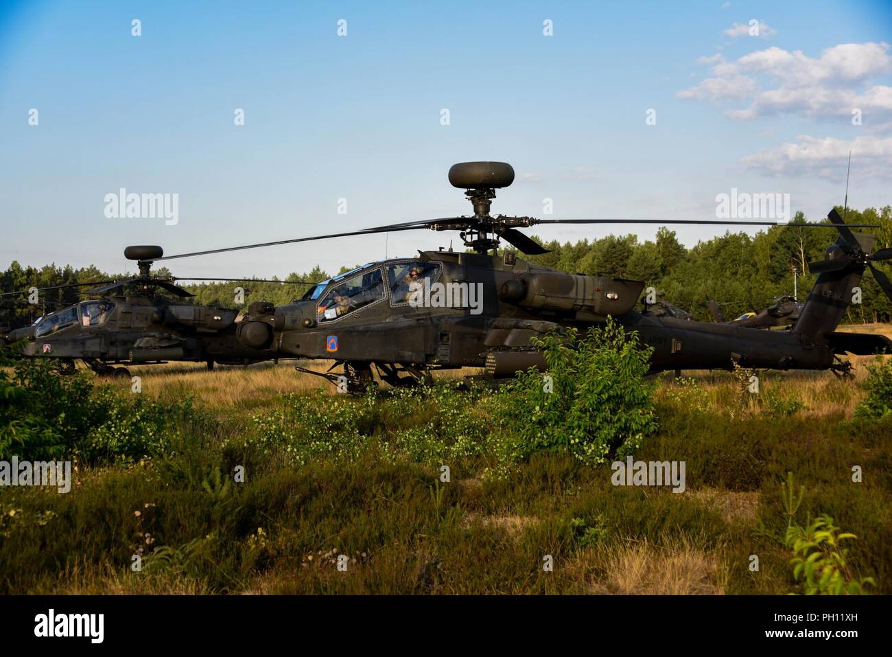 Des soldats américains avec la 12e Brigade d'aviation de combat (cabine 12) préparer l'AH-64 Apache et CH-47 Chinook à décoller de la zone d'entraînement de Zagan, Zagan, Pologne, 21 juin 2018. La cabine 12 terminé les exercices 2018 Grève sabre et est sur le chemin du retour à la garnison de l'armée américaine d'Ansbach, où la Brigade est en poste. Banque D'Images