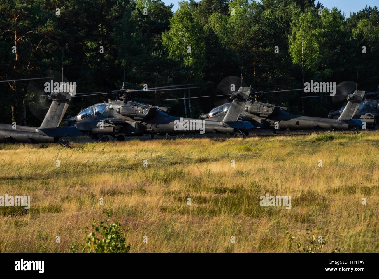 Des soldats américains avec la 12e Brigade d'aviation de combat (cabine 12) préparer l'AH-64 Apache et CH-47 Chinook à décoller de la zone d'entraînement de Zagan, Zagan, Pologne, 21 juin 2018. La cabine 12 terminé les exercices 2018 Grève sabre et est sur le chemin du retour à la garnison de l'armée américaine d'Ansbach, où la Brigade est en poste. Banque D'Images