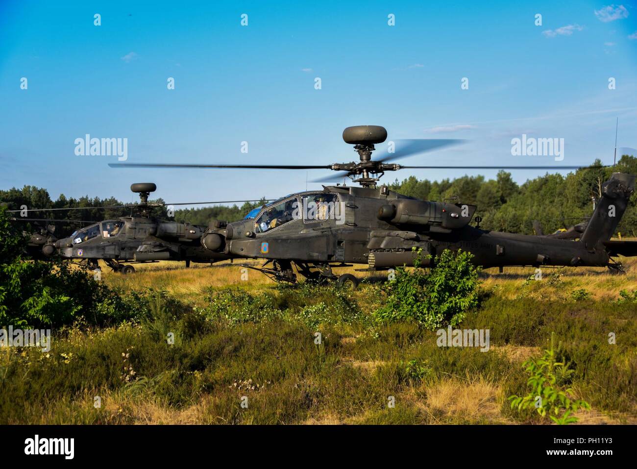 Des soldats américains avec la 12e Brigade d'aviation de combat (cabine 12) préparer l'AH-64 Apache et CH-47 Chinook à décoller de la zone d'entraînement de Zagan, Zagan, Pologne, 21 juin 2018. La cabine 12 terminé les exercices 2018 Grève sabre et est sur le chemin du retour à la garnison de l'armée américaine d'Ansbach, où la Brigade est en poste. Banque D'Images