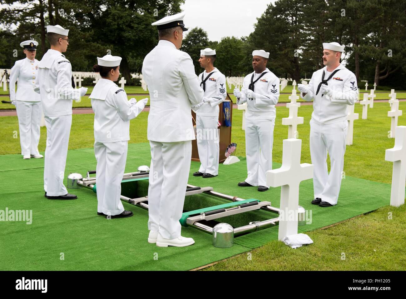 Normandie, France (19 juin 2018) l'hôpital de la Marine américaine sur la garde d'honneur de Naples répète avant le service funèbre pour l'opérateur radio 2e classe Julius "Henry" Pieper au cimetière américain de Normandie. Henry Pieper et son frère jumeau, opérateur radio 2e classe Ludwig "Louie" Pieper, ont tous deux été tués lorsque leur navire, Landing Ship Tank (LST) 523, a frappé une mine sous-marine au large de la côte de la France le 19 juin 1944. Louie's reste a été trouvé immédiatement, mais demeure de Henry n'ont pas été identifiés jusqu'à décembre 2017. La famille a demandé que Henry être enterré en Normandie à côté de son frère. Banque D'Images