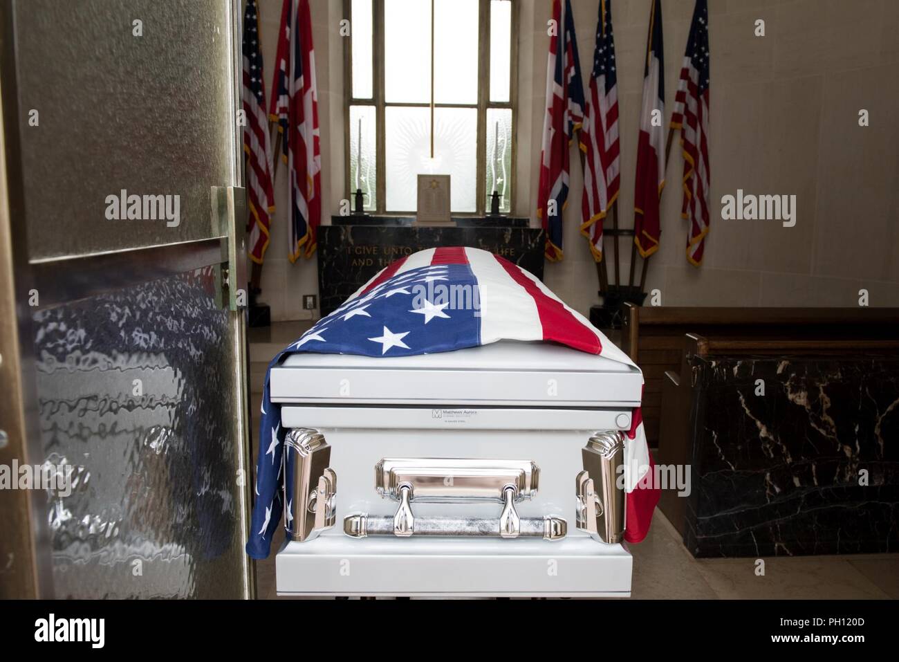 Normandie, France (19 juin 2018) Les restes de Radioman 2e classe Julius "Henry" Pieper reste dans une chapelle au cimetière américain de Normandie avant Pieper's Funeral Service. Henry Pieper et son frère jumeau, opérateur radio 2e classe Ludwig "Louie" Pieper, ont tous deux été tués lorsque leur navire, Landing Ship Tank (LST) 523, a frappé une mine sous-marine au large de la côte de la France le 19 juin 1944. Louie's reste a été trouvé immédiatement, mais demeure de Henry n'ont pas été identifiés jusqu'à décembre 2017. La famille a demandé que Henry être enterré en Normandie à côté de son frère. Banque D'Images