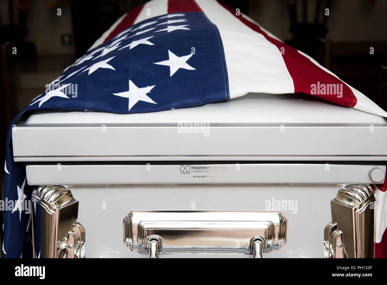 Normandie, France (19 juin 2018) Les restes de Radioman 2e classe Julius "Henry" Pieper reste dans une chapelle au cimetière américain de Normandie avant Pieper's Funeral Service. Henry Pieper et son frère jumeau, opérateur radio 2e classe Ludwig "Louie" Pieper, ont tous deux été tués lorsque leur navire, Landing Ship Tank (LST) 523, a frappé une mine sous-marine au large de la côte de la France le 19 juin 1944. Louie's reste a été trouvé immédiatement, mais demeure de Henry n'ont pas été identifiés jusqu'à décembre 2017. La famille a demandé que Henry être enterré en Normandie à côté de son frère. Banque D'Images