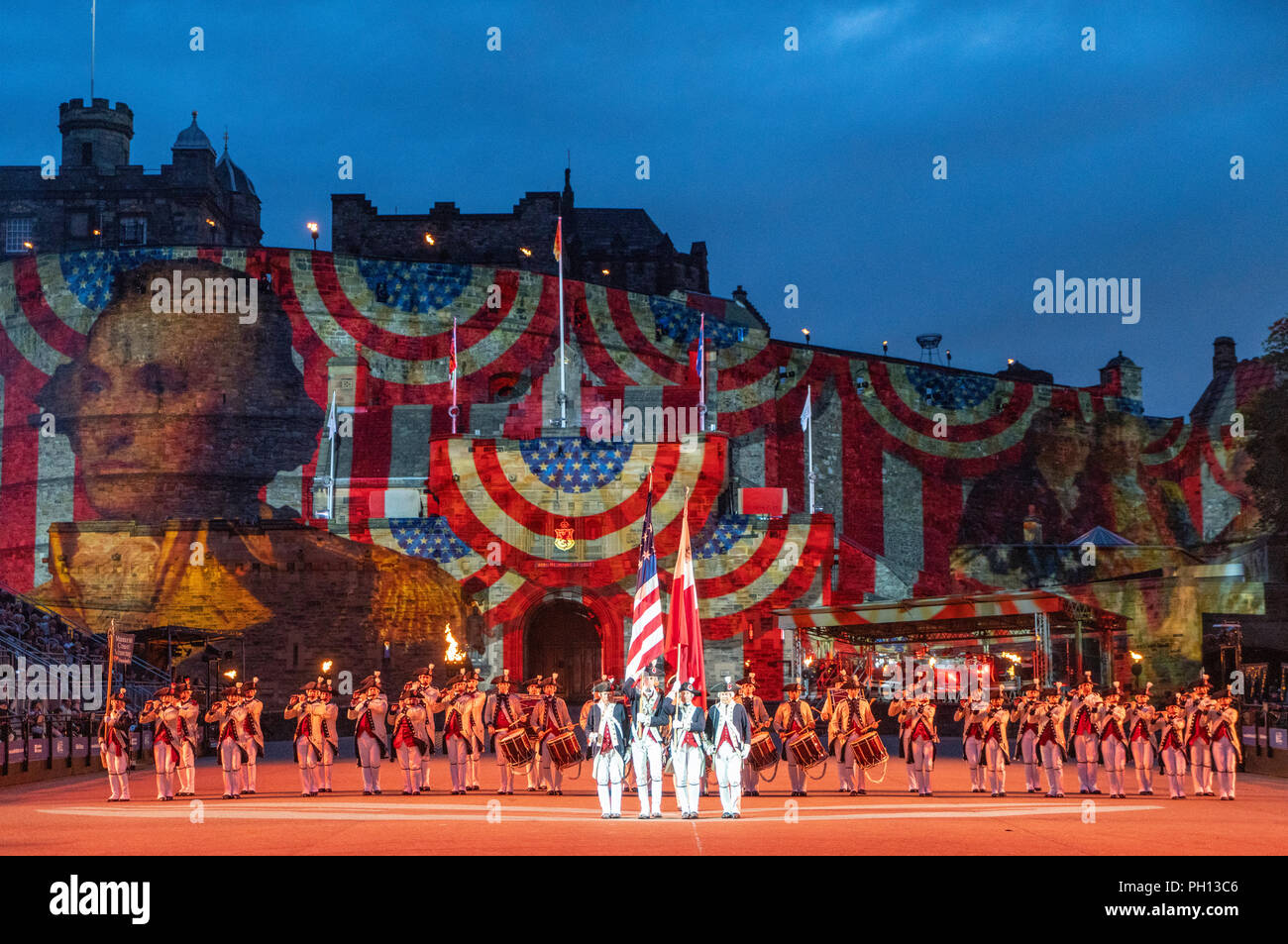 Le 2018 Royal Edinburgh International Military Tattoo sur l'esplanade du château d'Édimbourg, comté de Middlesex Bénévoles Les fifres et les tambours de l'USA. Banque D'Images