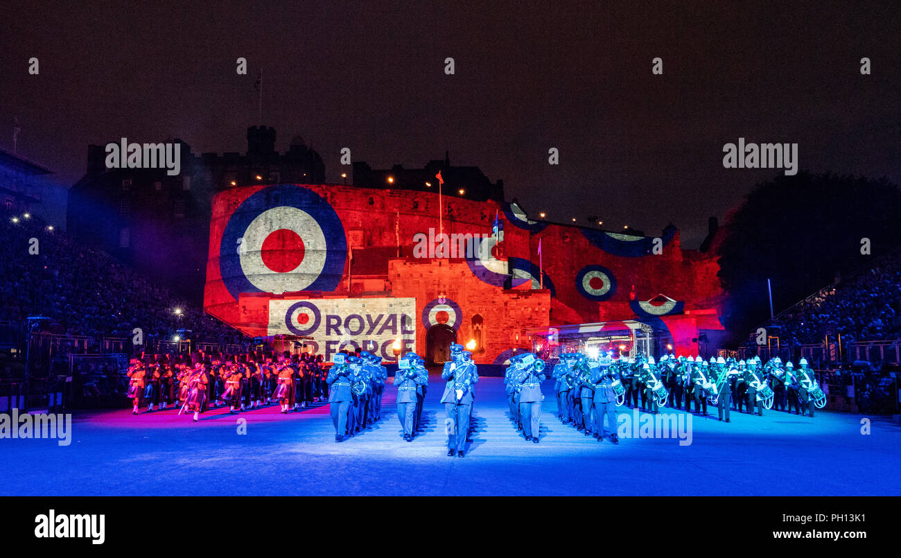 Le 2018 Royal Edinburgh International Military Tattoo sur l'esplanade du château d'Édimbourg, Écosse, Royaume-Uni. Les corps de musiques militaires Banque D'Images