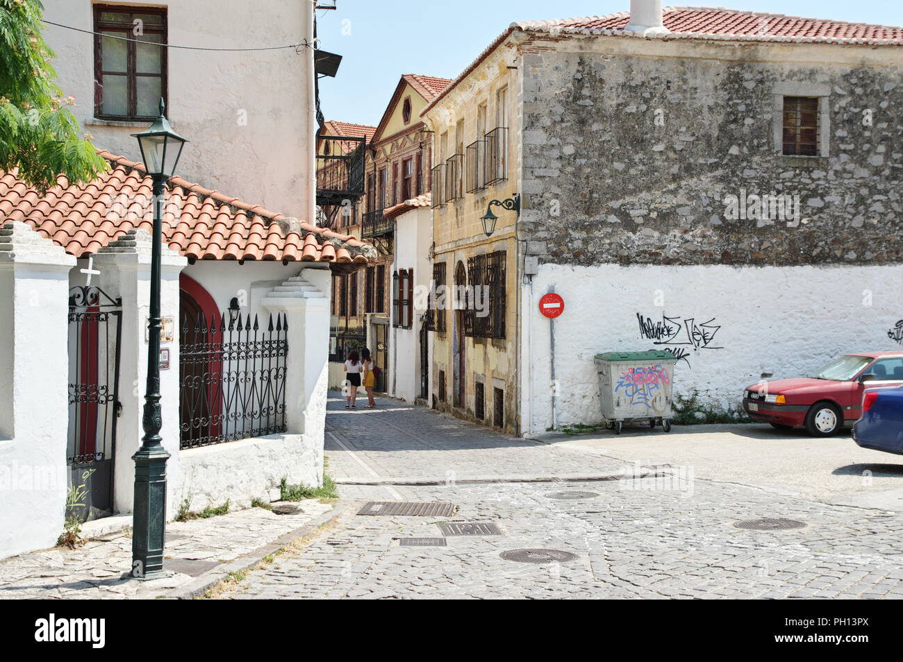 Xanthi, Thrace, dans le nord-est de la Grèce - Juni 22, 2018 : la place Mitropoleos, sortie Rue Antika. Le long de la route sont les maisons à l'architecture typique. Banque D'Images