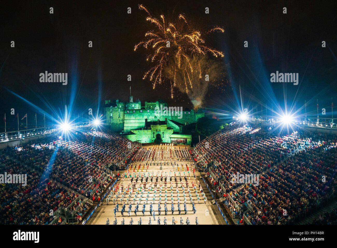 Le 2018 Royal Edinburgh International Military Tattoo sur l'esplanade du château d'Édimbourg, Écosse, Royaume-Uni. Les corps de cornemuses et tambours à la Finale Banque D'Images