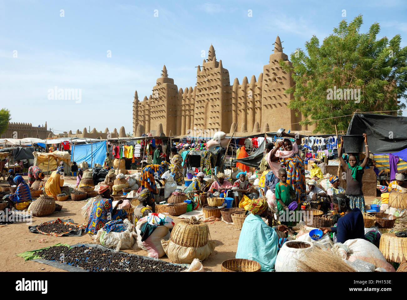 Jour de marché hebdomadaire, le lundi à Djenné, en face de la Grande Mosquée (la Grande Mosquée) Site du patrimoine mondial de l'Unesco. Le Mali, Afrique de l'Ouest Banque D'Images