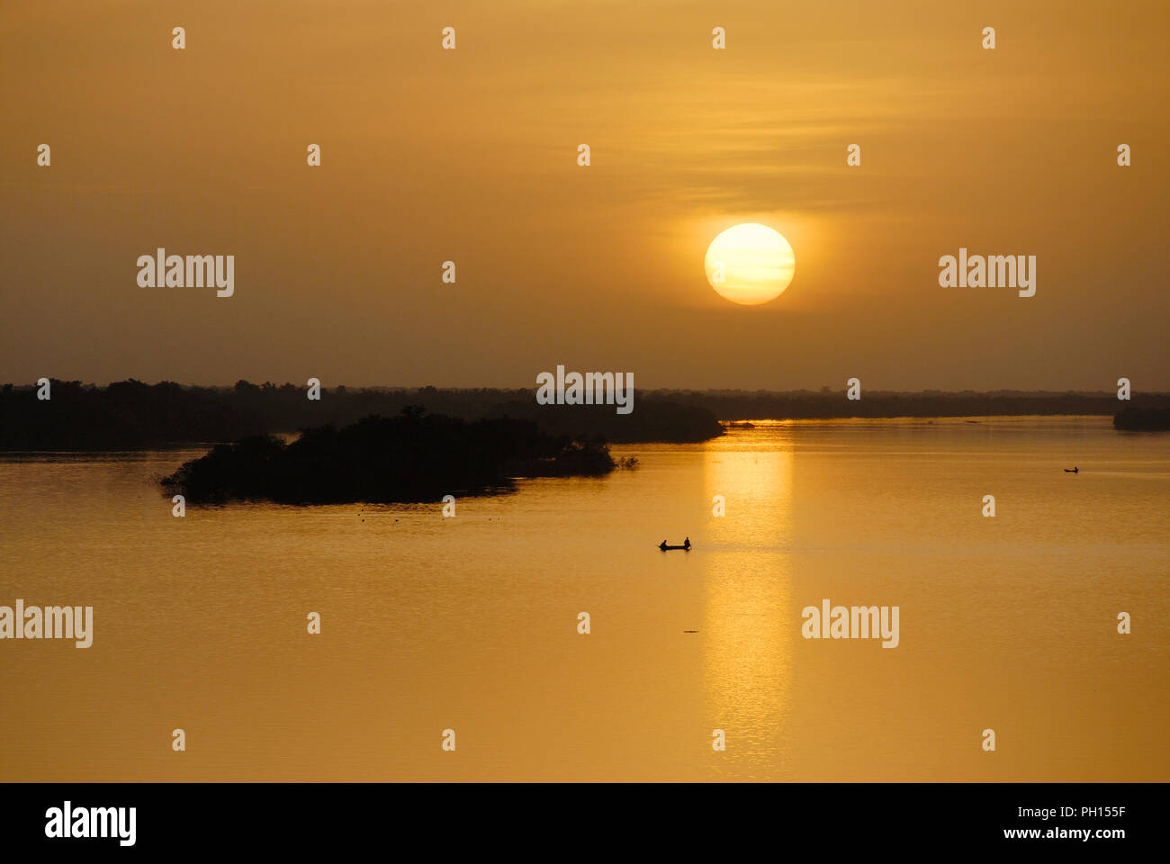 Le fleuve Niger au coucher du soleil. Mopti, Mali. L'Afrique de l'Ouest Banque D'Images
