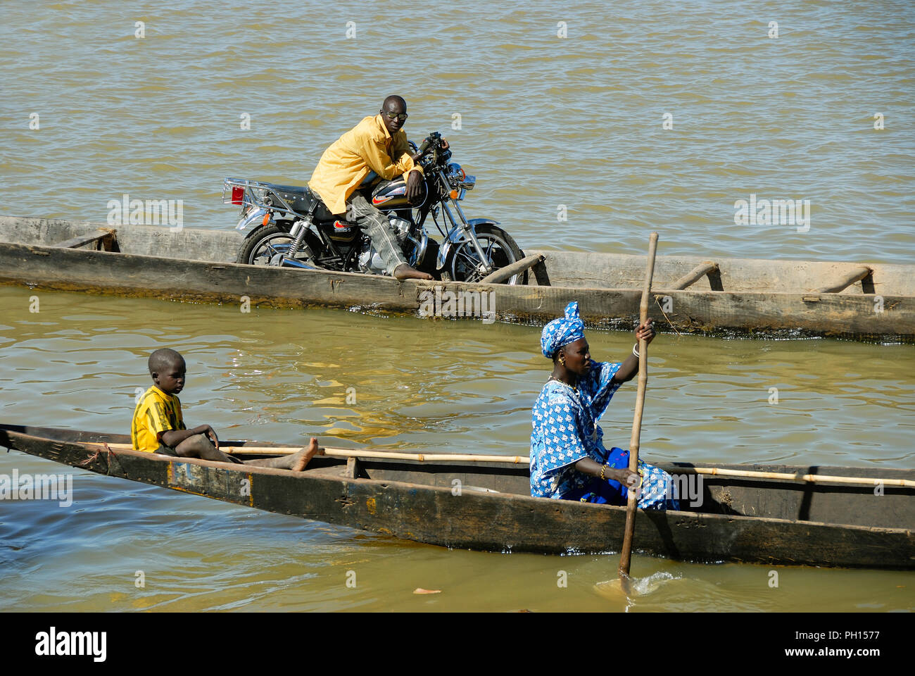 Pinasses dans le fleuve Niger. Mopti, Mali. L'Afrique de l'Ouest Banque D'Images