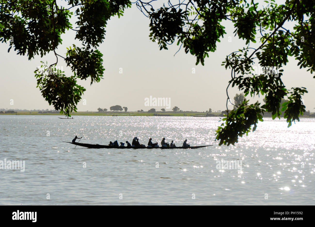 Pinasses dans le fleuve Niger. Mopti, Mali. L'Afrique de l'Ouest Banque D'Images