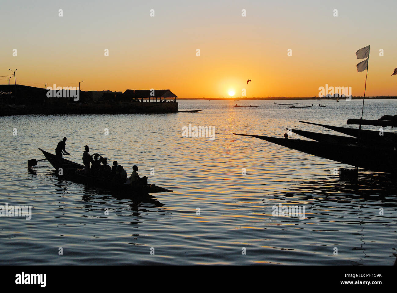 Pinasses dans le fleuve Niger. Mopti, Mali. L'Afrique de l'Ouest Banque D'Images
