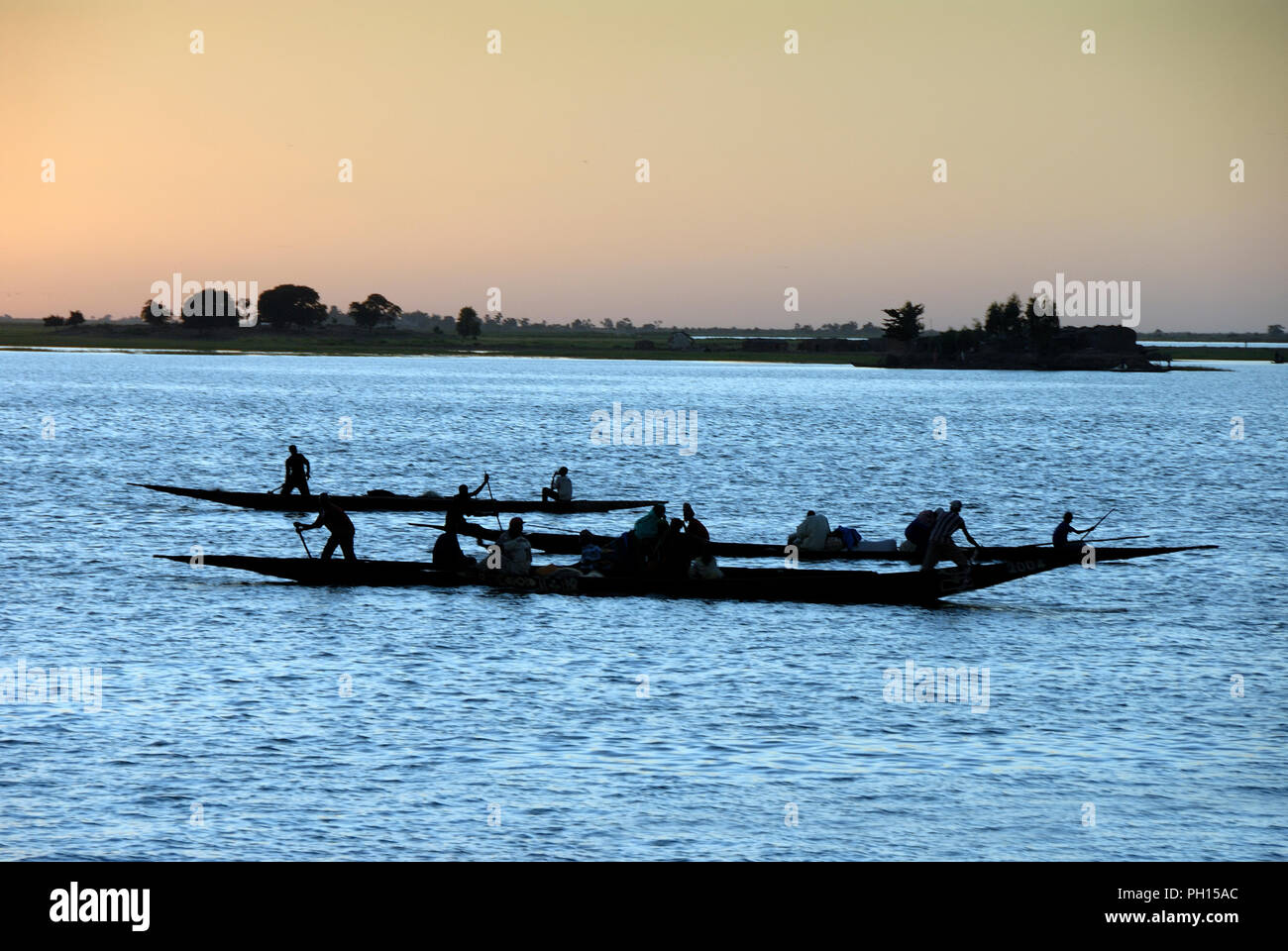 Pinasses dans le fleuve Niger. Mopti, Mali. L'Afrique de l'Ouest Banque D'Images