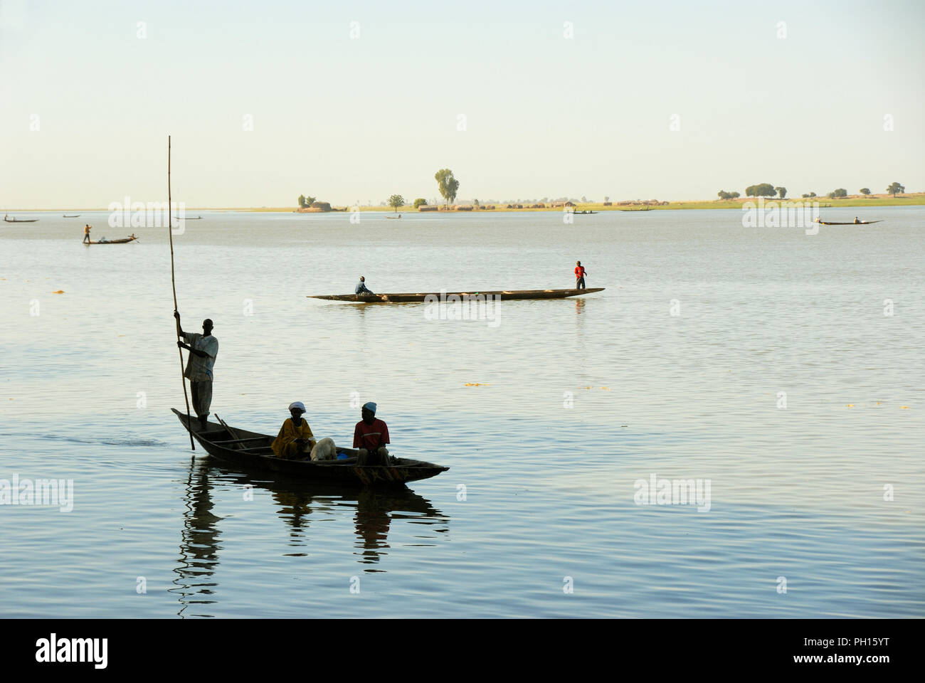 Pinasses dans le fleuve Niger. Mopti, Mali. L'Afrique de l'Ouest Banque D'Images