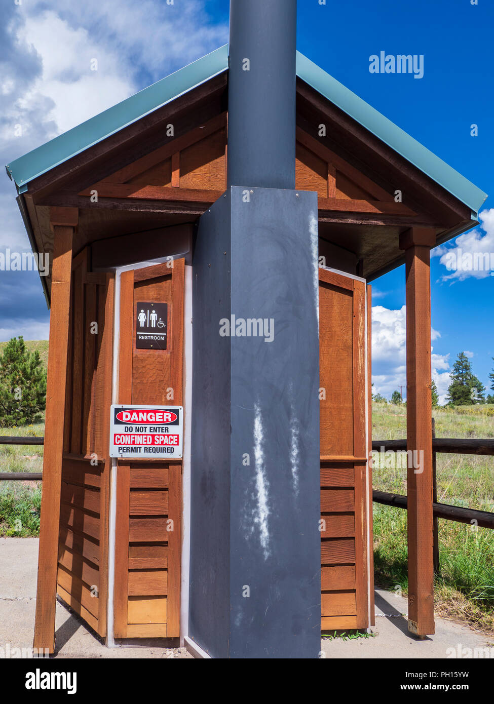 Danger Ne pas entrer l'espace limité d'alerte sur toilette sèche, Hornbek Homestead, lits fossilifères florissant, Monument National florissant, au Colorado. Banque D'Images