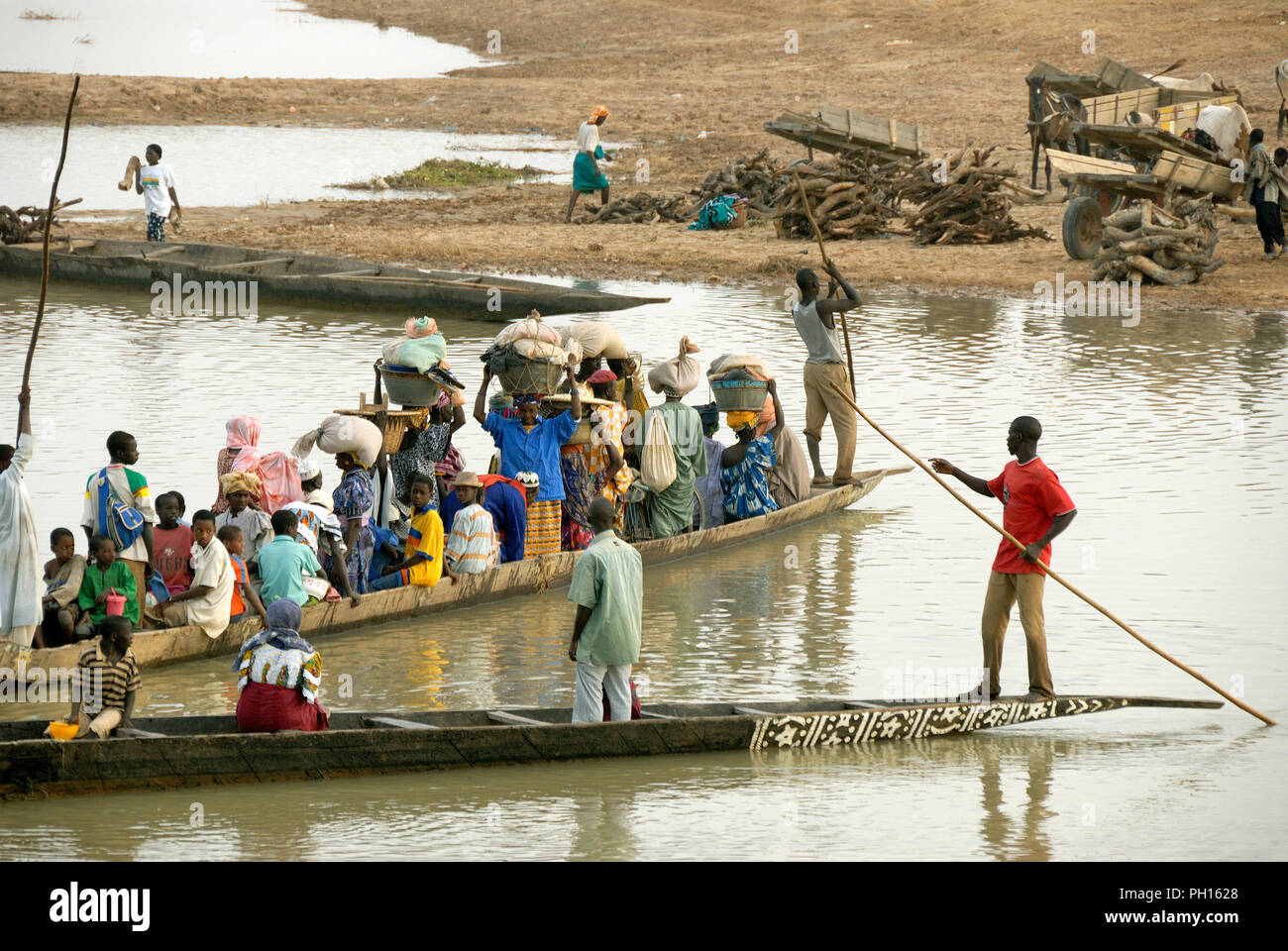 Le passage de la rivière Bani sur le marché hebdomadaire, journée lundi. Djenné, Site du patrimoine mondial de l'Unesco. Le Mali, Afrique de l'Ouest Banque D'Images
