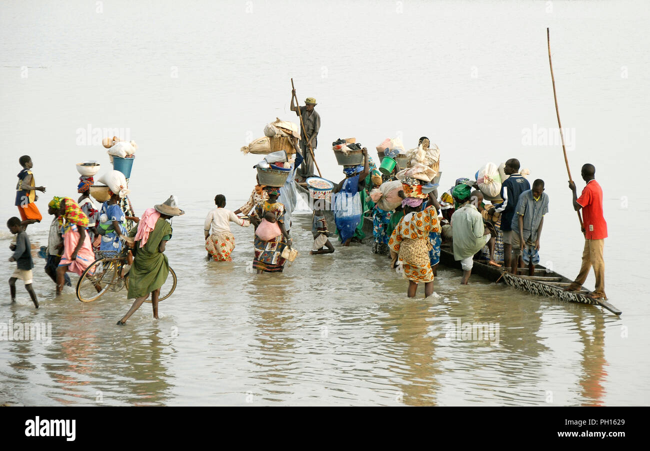 Le passage de la rivière Bani sur le marché hebdomadaire, journée lundi. Djenné, Site du patrimoine mondial de l'Unesco. Le Mali, Afrique de l'Ouest Banque D'Images