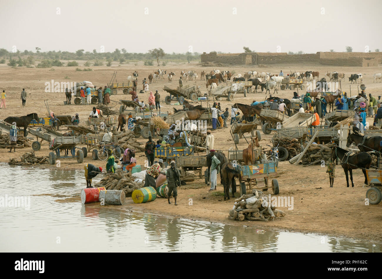 Le passage de la rivière Bani sur le marché hebdomadaire, journée lundi. Djenné, Site du patrimoine mondial de l'Unesco. Le Mali, Afrique de l'Ouest Banque D'Images