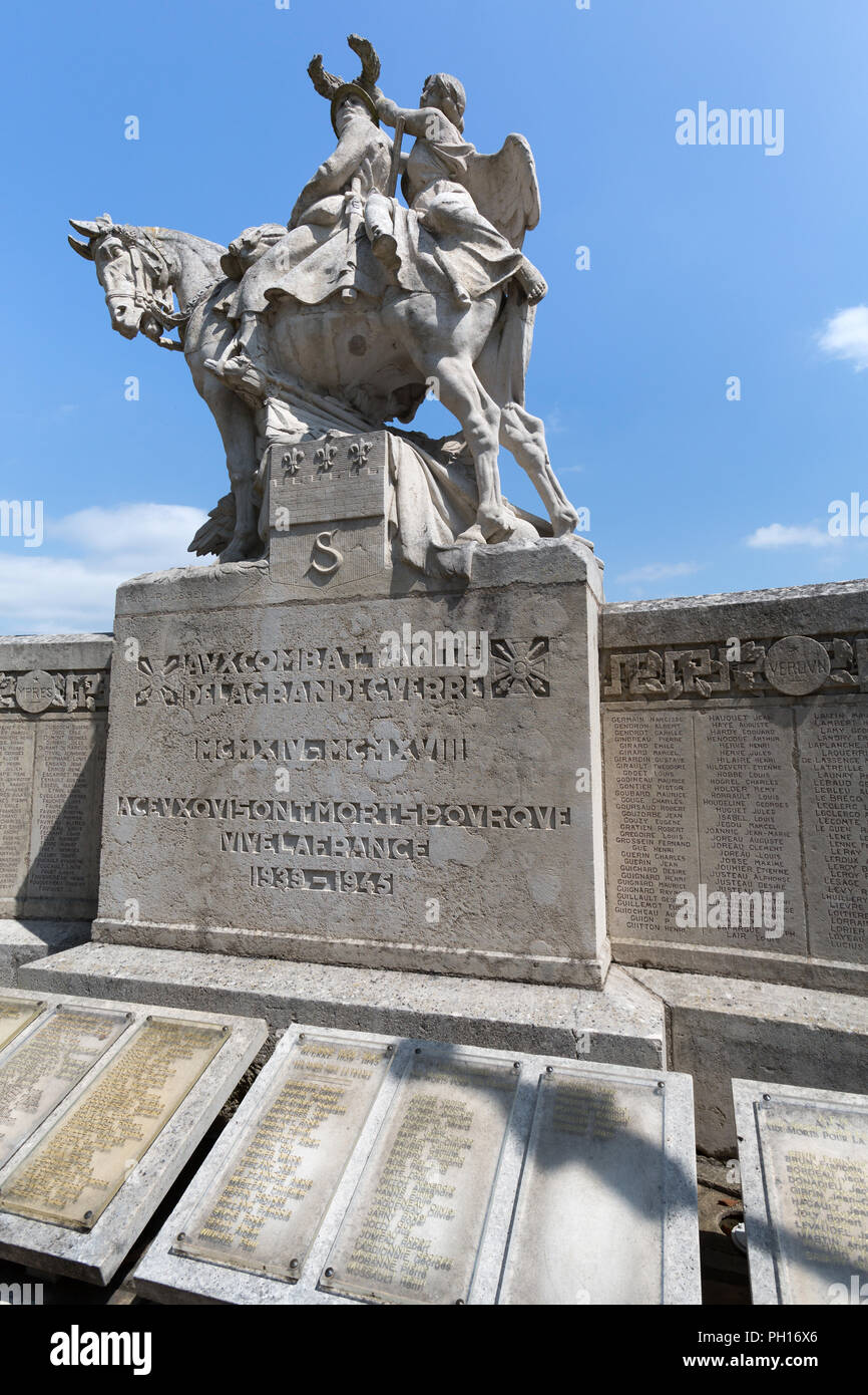 Ville de Saumur, France. Vue pittoresque de equestrian mémorial aux combattants AVX de la Grande Guerre à Saumur, Quai Mayaud. Banque D'Images