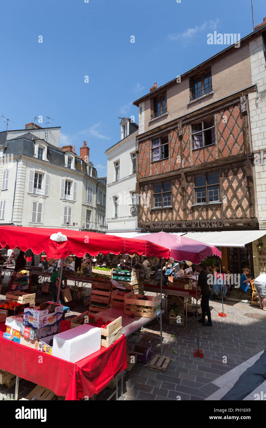 Ville de Saumur, France. Vue pittoresque de jour de marché à Saumur's Place Saint-Pierre. Banque D'Images