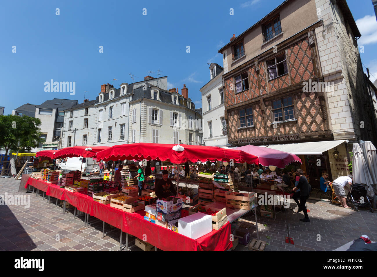 Ville de Saumur, France. Vue pittoresque de jour de marché à Saumur's Place Saint-Pierre. Banque D'Images