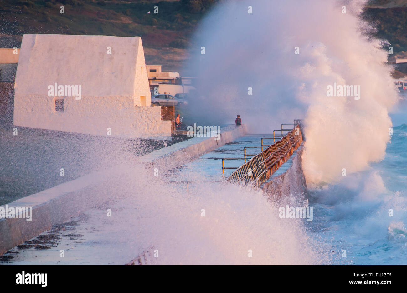 Enfants jouant est en vagues gigantesques Banque D'Images