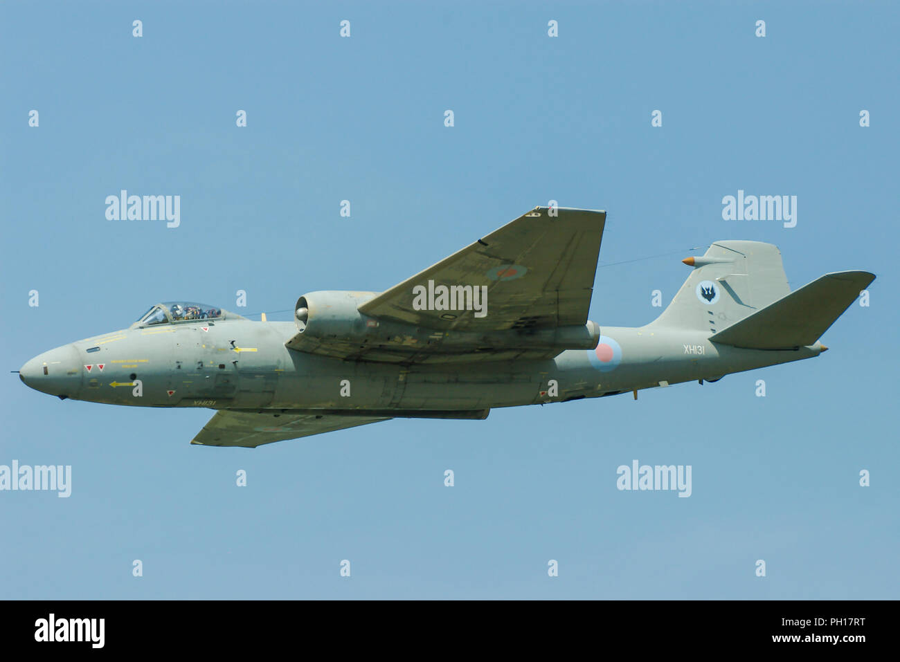 Royal Air Force, RAF English Electric Canberra PR9 avion à réaction vintage volant dans le ciel bleu. Avion espion de reconnaissance photographique Canberra PR9 XH131 de courte durée Banque D'Images