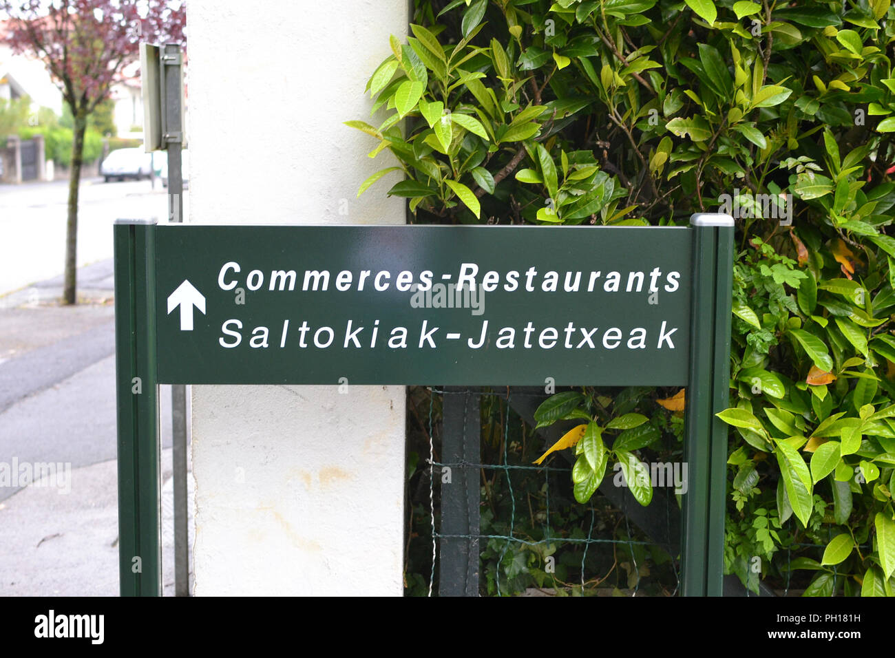 Le français et l'affichage bilingue Basque à Hendaye, France, en face de la frontière de Irún, Pays Basque, Espagne. Banque D'Images