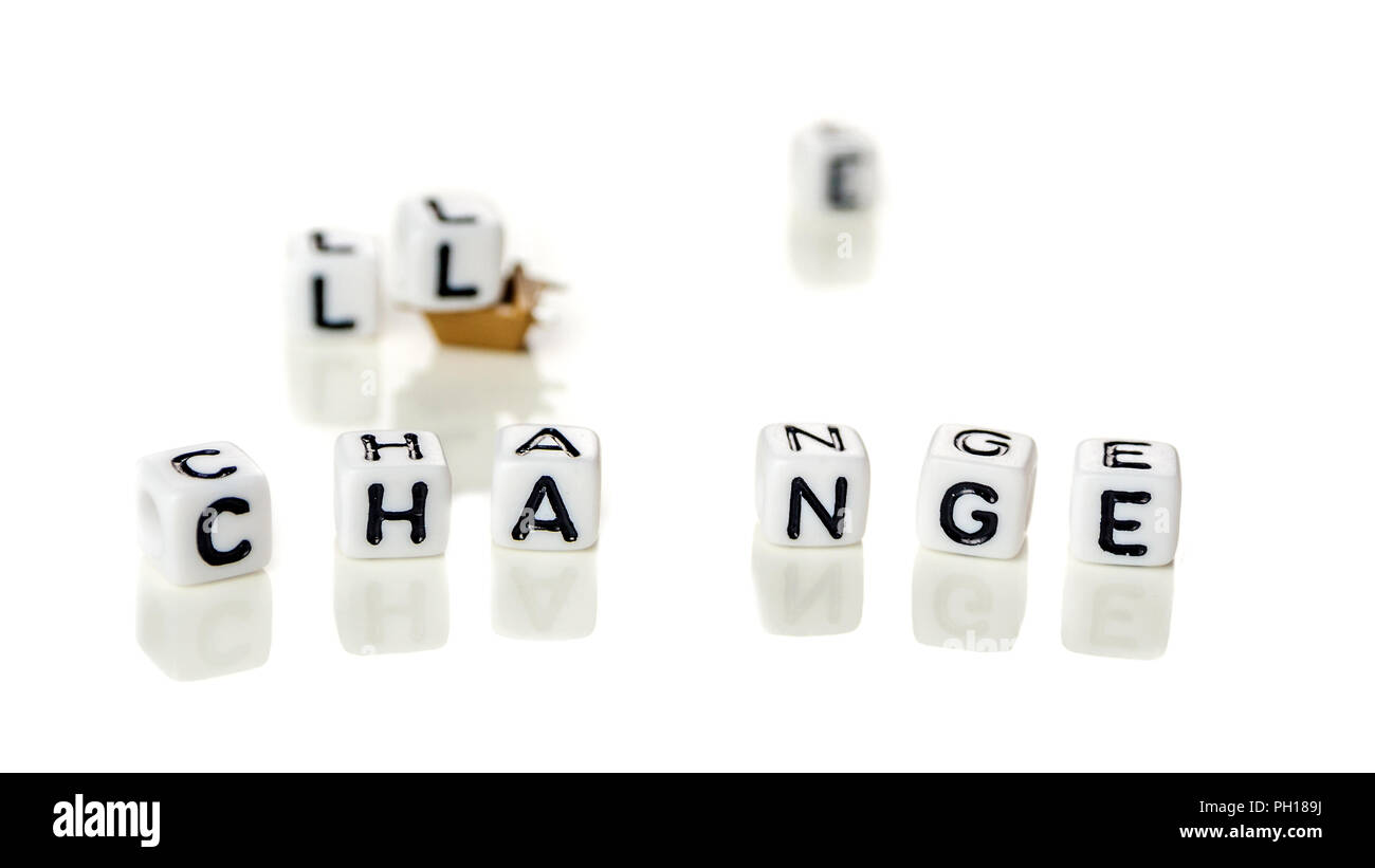 White cubes avec word challenge créer mot nouveau changement, le développement personnel et professionnel ou le défi vous-même concept, fond blanc avec Banque D'Images