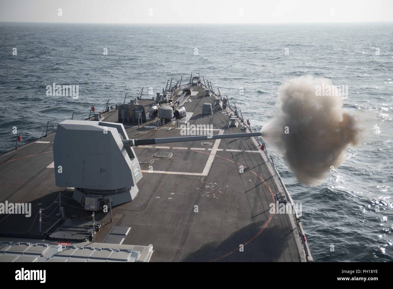 180823-N-OW019-1025 de l'OCÉAN PACIFIQUE (Aug. 23, 2018) La classe Arleigh Burke destroyer lance-missiles USS Chung-Hoon (DDG 93) incendies sa marque 455 canons au cours d'un exercice de tir réel. Chung-Hoon est en cours, la réalisation des opérations de routine dans le cadre du groupe aéronaval (CSG) 3 dans la flotte des États-Unis 3e zone d'opérations. (U.S. Photo par marine Spécialiste de la communication de masse de la classe de 3ème C. Logan/Kellums) Parution Banque D'Images