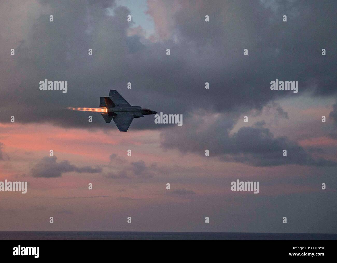 180826-N-TT202-154 OCÉAN ATLANTIQUE (16 août 2000 26, 2018) Le Cmdr. Tommy Locke, commandant de l'Escadron d'avions de combat interarmées (VFA) 125 pilotes, un F-35C Lightning II affecté à l'état brut les aventuriers de VFA-125 au-dessus de la classe Nimitz porte-avions USS ABRAHAM LINCOLN (CVN 72). Abraham Lincoln est en cours la réalisation des qualifications de l'opérateur. (U.S. Photo par marine Spécialiste de la communication de masse 3e classe Daniel E. Gheesling/libérés) Banque D'Images