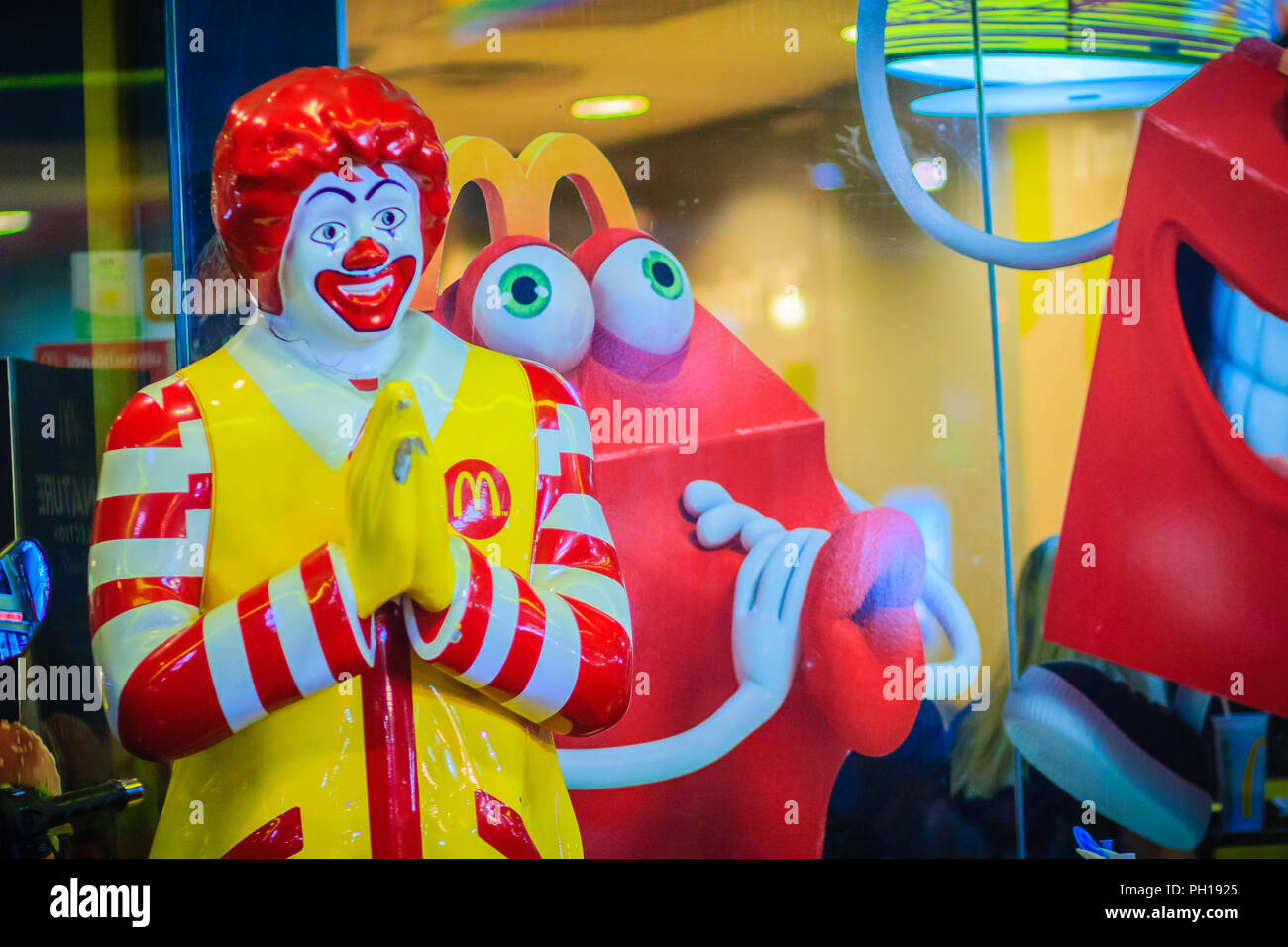 Bangkok, Thaïlande - 2 mars, 2017 : Mc Donald's doll dans la culture thaïlandaise client Message d'en face de la boutique. Mcdonald's shop à l'entrée avec la marque Banque D'Images