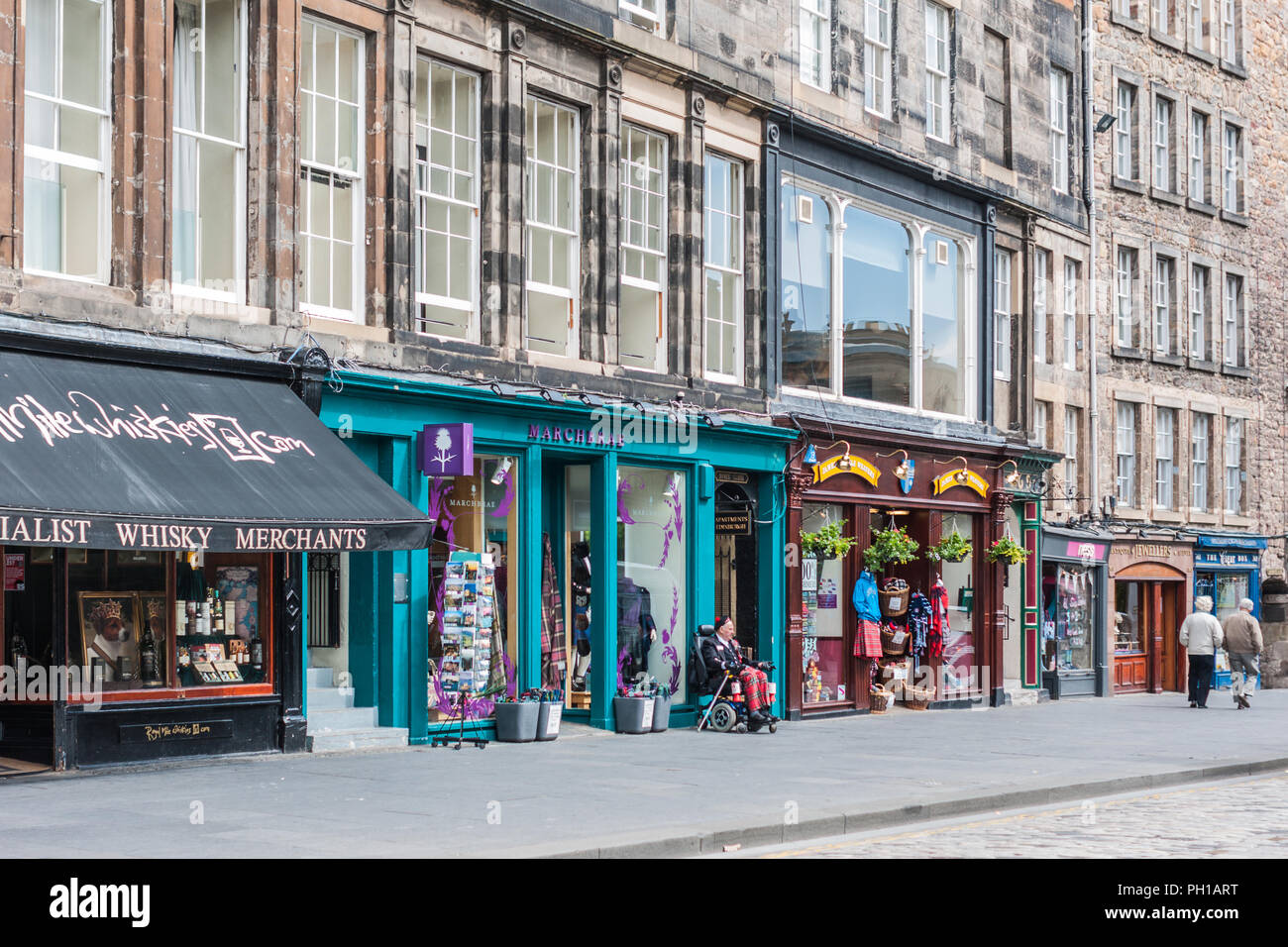 Edimbourg, Ecosse, ROYAUME UNI - 14 juin 2012 : façades colorées de plusieurs boutiques dans une rangée sur Royal Mile comme niveau de la rue du grand brun historique maisons. Fouetter Banque D'Images