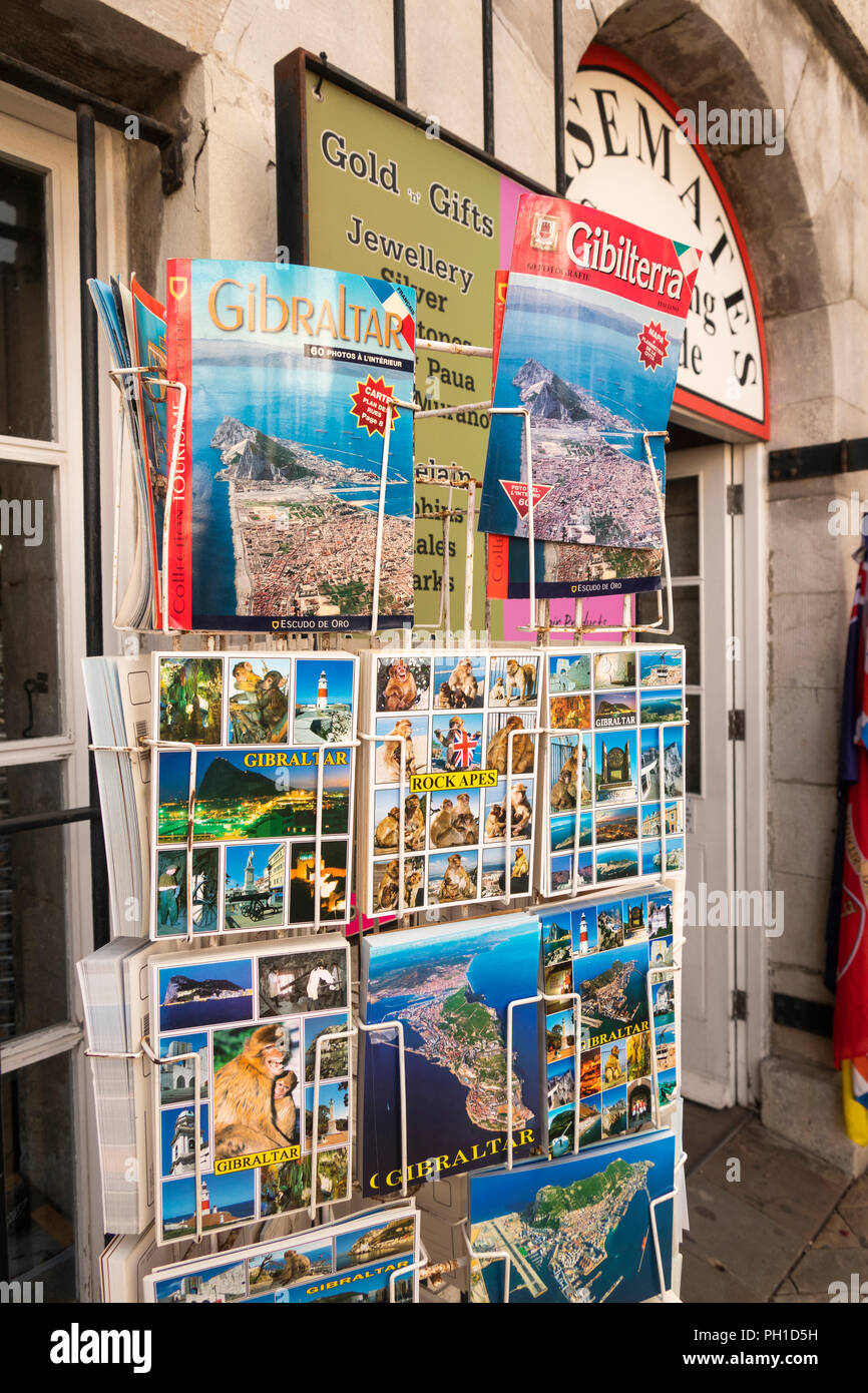 Main Street, Gibraltar, magasin de souvenirs touristiques, stand de livres guides, cartes et cartes postales Banque D'Images