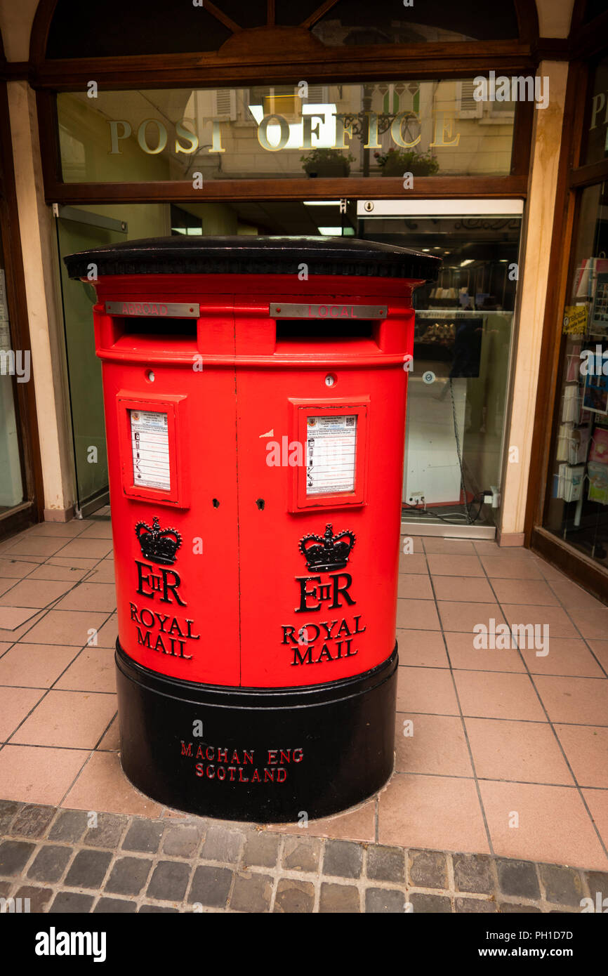 Main Street, Gibraltar, la fente de deux postes rouge mail box à l'extérieur du bureau de poste Banque D'Images