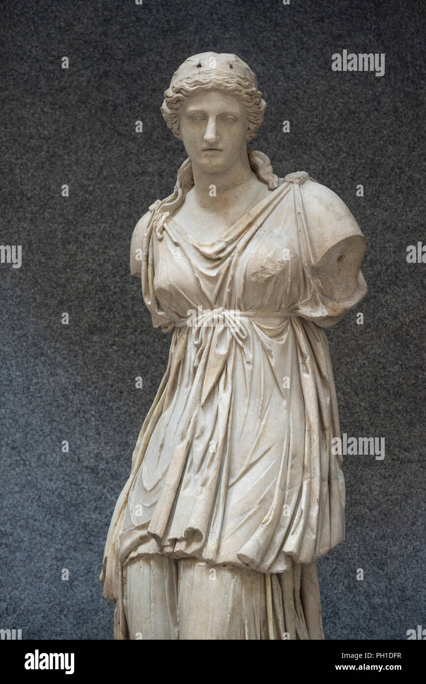 Rome. L'Italie. Statue de la Déesse Séléné, Copie romaine d'Hadrianic (2ère C A.D), à partir d'un original hellénistique. Braccio Nouvo, Musée Chiaramonti, Va Banque D'Images