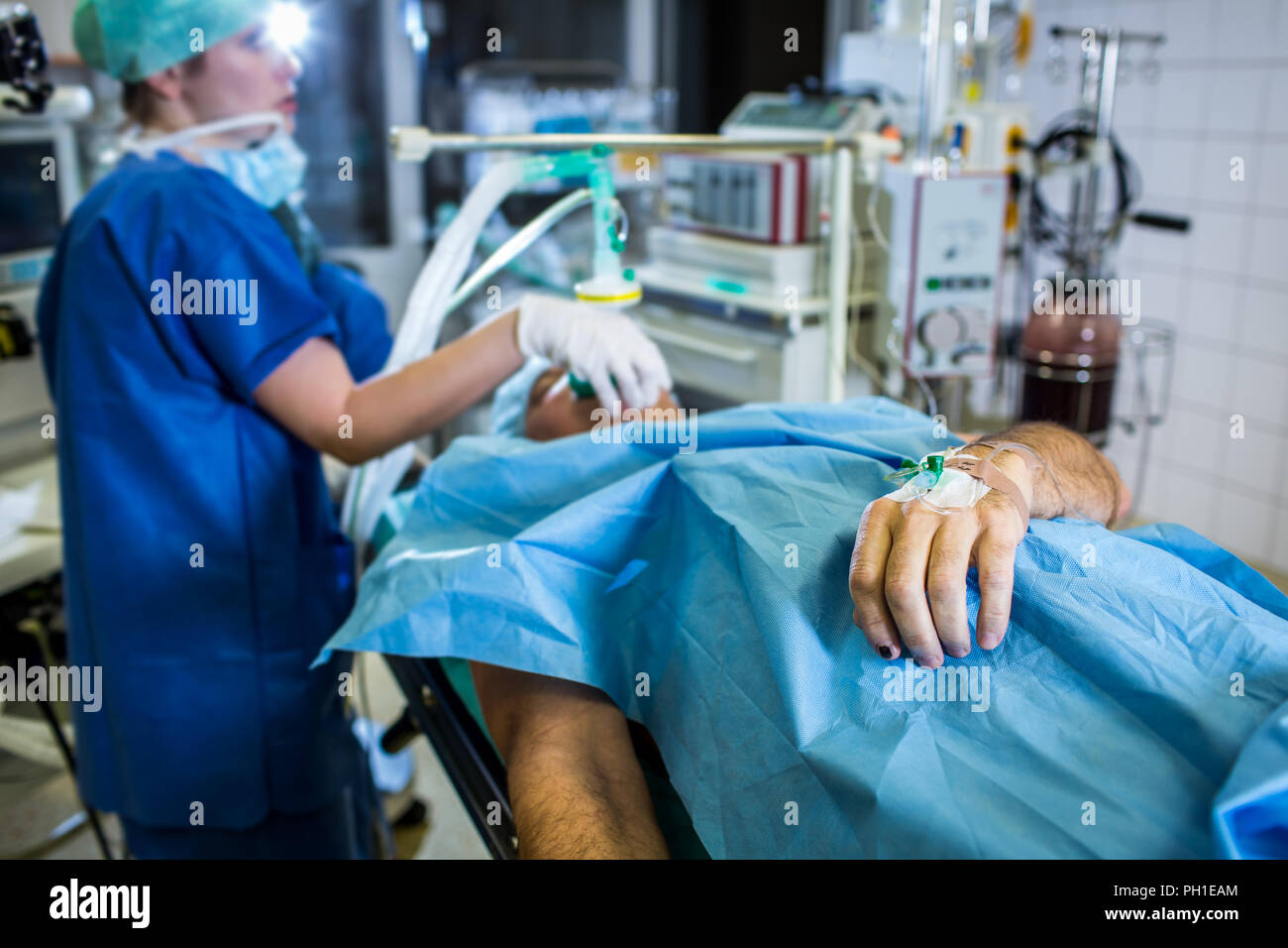 Garçon non identifié, l'objet d'une chirurgie. Se concentrer sur l'écran avec les fonctions vitales Banque D'Images