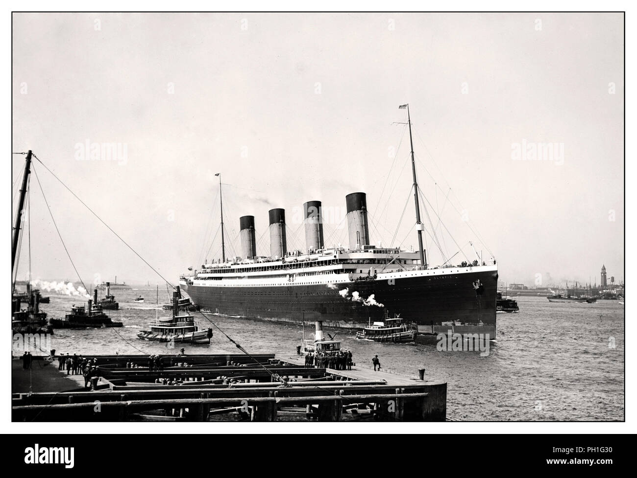Navire jumeau vintage RMS Olympic Ocean Liner du RMS Titanic arrivant à New York le 1911 juin lors de son voyage inaugural naviguant sous le pavillon de la White Star Line Banque D'Images